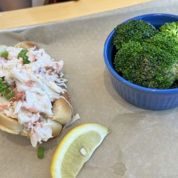 Pilot House Restaurant - Seafood Near Me - Kennebunk, Maine