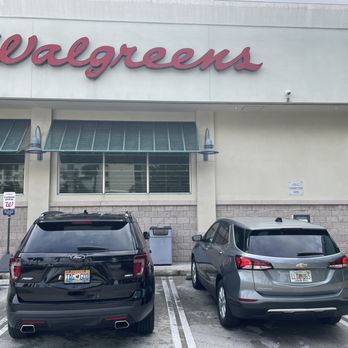 Walgreens - two cars parked in front of a walgreens store - Drugstores Near Me - Fort Lauderdale, Florida Walgreens - two cars parked in front of a walgreens store - Drugstores Near Me - Fort Lauderdale, Florida
