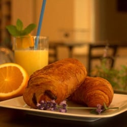 A la française - pyszne croissant i pain au chocolat ze świeżo wyciskanym sokiem pomarańczowym