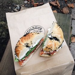 Schlomo's - Bester Bagel in Berlin! (Bild: Lox Bagel mit Salat & Creamcheese)