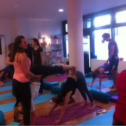 Glow Yoga - GLOW YOGA Special mit Nicole Bongartz