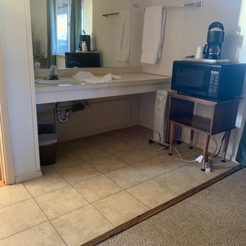 High Country Lodge - Sink with dated basin . The towels were very clean and room was clean - Hotels Near Me - Magdalena, New Mexico High Country Lodge - Sink with dated basin . The towels were very clean and room was clean - Hotels Near Me - Magdalena, New Mexico