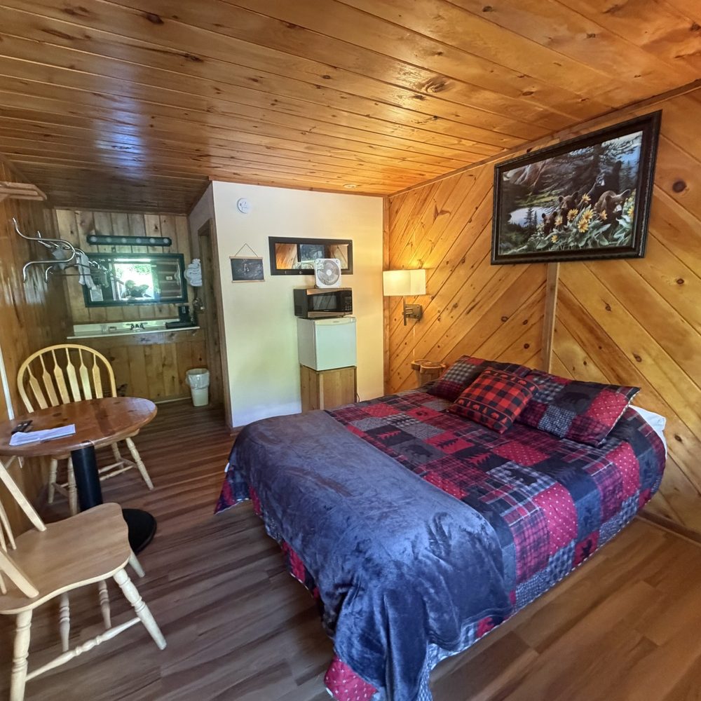 Black Bear Lodge Motel - Looks okay at first but wait until you see up close how dirty it sadly is and how bad it smells :( - Hotels Near Me - Slade, Kentucky
