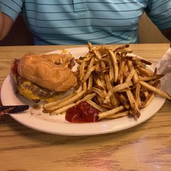 Wil's Grille & Pub - Cheeseburger and fries