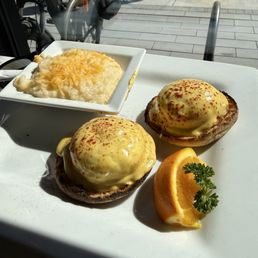 Benedict with cheesy grits Benedict with cheesy grits