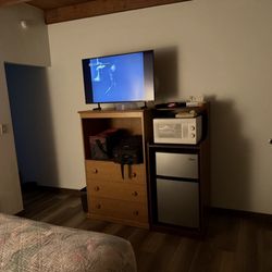 Azalea Lodge - Microwave, mini-fridge, freezer, good TV channel selection