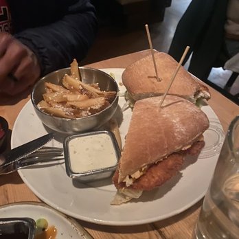 The Central Restaurant & Bar - Fried chicken sandwich flavorful - American Near Me - York, Maine