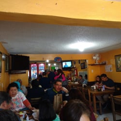 Pozolería Rey Papatzin - Dos pisos para disfrutar de un excelso pozole, de todos los tamaños y tipos y con los condimentos incluidos.