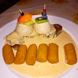 Landgasthaus Adler - Schweinemedaillon "Holiday" mit Pfirsich und Pfeffersauce, Kroketten und Salat 15,50