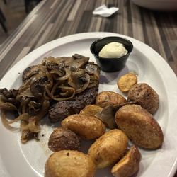 Safari Bar & Grill - Ground beef steak & yummy potatoes