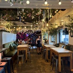 Grind + Grape - Inside dining