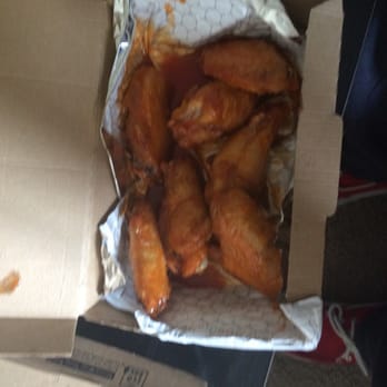 Pizza Hut - 7 wings!!!!! Can you all count???????!!! 3rd time we actually count it and it's less then what we payed for - Pizza Near Me - Central Point, Oregon