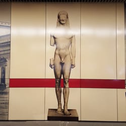 U-Bahnhof Königsplatz - Der Kouros von Tenea wartet im ersten Raum hinter'm Eingang in der Glyptothek auf die Besucher