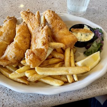 Brad's Restaurant - 4 piece fish and chips - Seafood Near Me - Pismo Beach, California