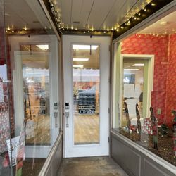 Cat’s Coffee & Creamery - Front door