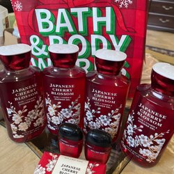 Bath & Body Works - Japanese Cherry Blossom 4 shower gels with aloe vera/Vit.E 2 pocket hand sanitizers 1 cleansing bar I'm a happy camper