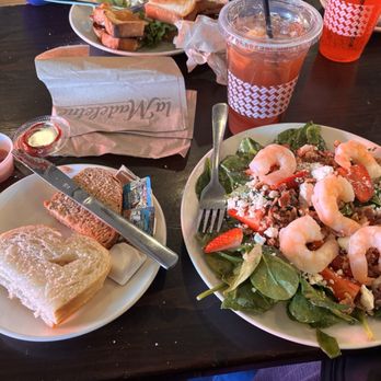 la Madeleine - Salade Strawberry, nacon, Shrimp - Bakeries Near Me - Albuquerque, New Mexico