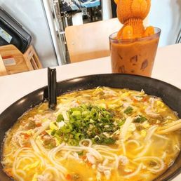 Five Five Hot and Sour Rice Noodle / 五哥酸辣粉