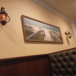 B & B Fish & Clam Co - Decor