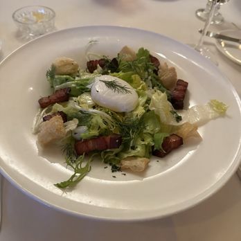 Auberge du Pommier - Salade de lyonnaise - French Near Me - Toronto, Ontario