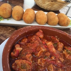 Las Cuadras de Rocinante - Carne con tomate, croquetas de jamón, pan, tenedores.