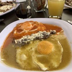 Azúcar y Sal - Eggs divorced (Juevos Rancheros).