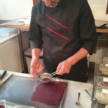 Guillaume Daix - Chocolat et poudre de fleur d'hibiscus ! - Chocolatiers & Shops Near Me - Lyon, 69