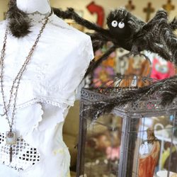 A Perfect Fit - Sneaky spider .. Cool Halloween Decor!