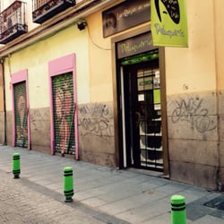 La Raya A Un Lado - Los bolardos con traje .... No te lo puedes perder