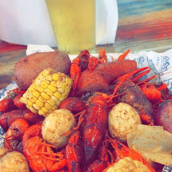 Willie's Grill & Icehouse - 1 lb. of Crawfish & the works (potatoes, corn, mushrooms, onions & sausage for 5bucks! Can't beat that) - American Near Me - Spring, Texas
