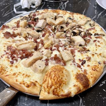 Fratelli's Pizzeria - Large Garlic Chicken Pizza - Pizza Near Me - Victorville, California