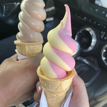 Meadowlark Dairy - Vanilla/Chocolate Swirl and Pineapple/Strawberry Swirl - Ice Cream & Frozen Yogurt Near Me - Pleasanton, California