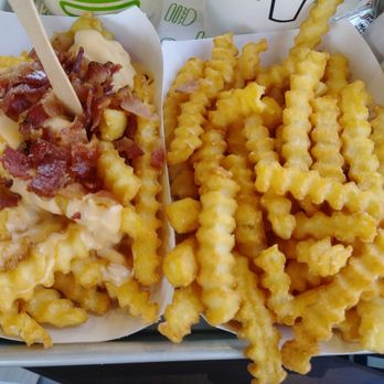 Shake Shack Pasadena - Bacon Cheddar and Plain Fries - Burgers Near Me - Pasadena, California Shake Shack Pasadena - Bacon Cheddar and Plain Fries - Burgers Near Me - Pasadena, California