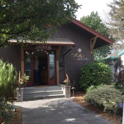 Cute little tasting room. They have nice outdoor seating too.