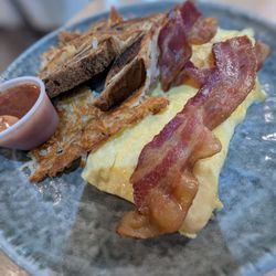 Simmer Down - My new fave: cheese omelette, crispy bacon, house salsa, rye toast and THE BEST HASH BROWNS!