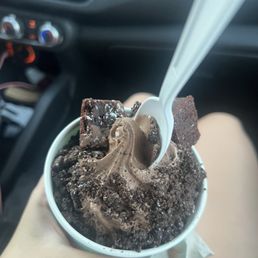 Soft serve chocolate with brownie and oreo