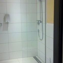 Guesthouse - Das Bad mit Duschkabine