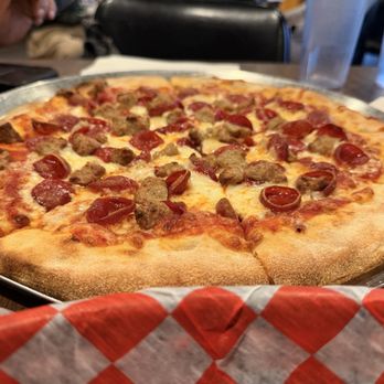Biere De Mac Brew Works - Pepperoni and sausage pizza - Brewpubs Near Me - Mackinaw City, Michigan Biere De Mac Brew Works - Pepperoni and sausage pizza - Brewpubs Near Me - Mackinaw City, Michigan