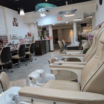 Eagle Nails Kahala - Getting pedicure! - Nail Technicians Near Me - Honolulu, Hawaii