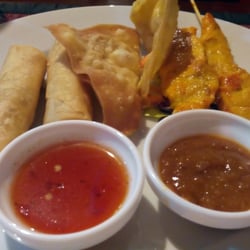 Chiang Mai - Wonton, rollitos y brochetas de pollo
