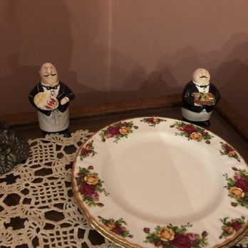 McMillan Inn - Salt and pepper shakers in the dining area. So cute! - Bed & Breakfast Near Me - Savannah, Georgia McMillan Inn - Salt and pepper shakers in the dining area. So cute! - Bed & Breakfast Near Me - Savannah, Georgia