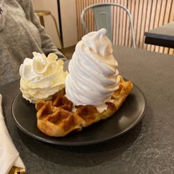 Vaffelboden - Waffel mit Eis und Sahne