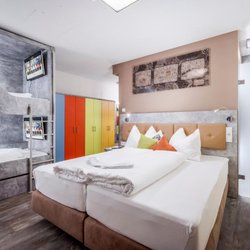 Cubo Sport & Art Hotel - Cubo Familienzimmer mit Doppelbett und zwei Cubo Schlafboxen