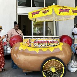 Munchy Dawgs - Such a cute cart! Really stood out at the party.