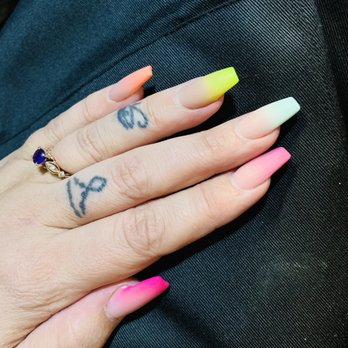 Me Luxe' Nail Lounge - Ombré matte finish they glow in the dark - Day Spas Near Me - Pooler, Georgia