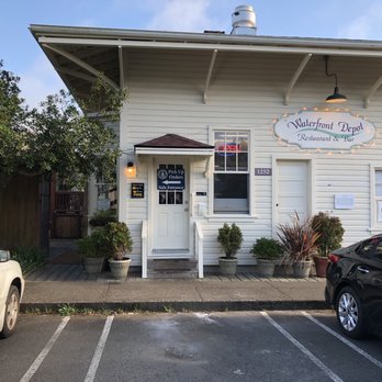 Waterfront Depot Restaurant - Employee in the door window. - Seafood Near Me - Florence, Oregon