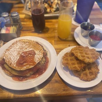 Treylor Park - Strawberry pancakes and hash browns, blueberry and passion fruit mimosas - Diners Near Me - Savannah, Georgia
