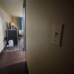Super 8 by Wyndham West Plains - Electrical concerns. Hallway light doesn't work.