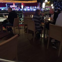 Holland Casino - Deel van het restaurant met zicht op de speel automaten