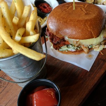 Common Theory - Spicy chicken sandwich - Gastropubs Near Me - San Diego, California